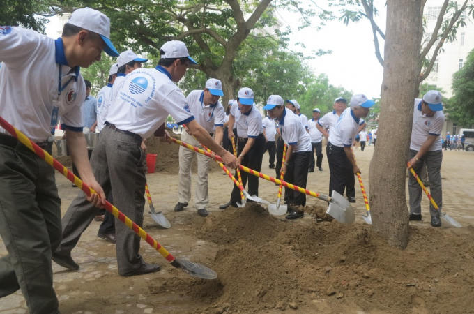 Các đại biểu trồng cây tại khuôn viên trường đại học Vinh.