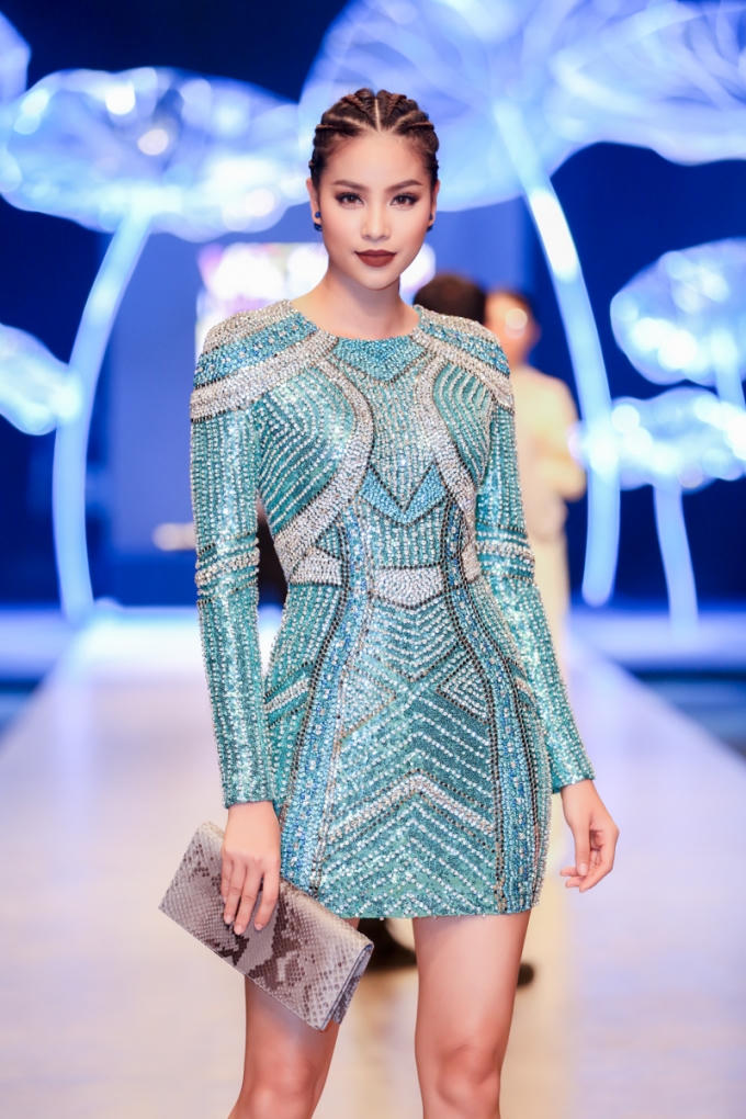 Chia sẻ sau chương trình, Phạm Hương cho biết cô rất vui khi được tham dự show thời trang này và chúc cho NTK Lê Thanh Hòa tiếp tục mang đến những mẫu thiết kế đẹp mắt.