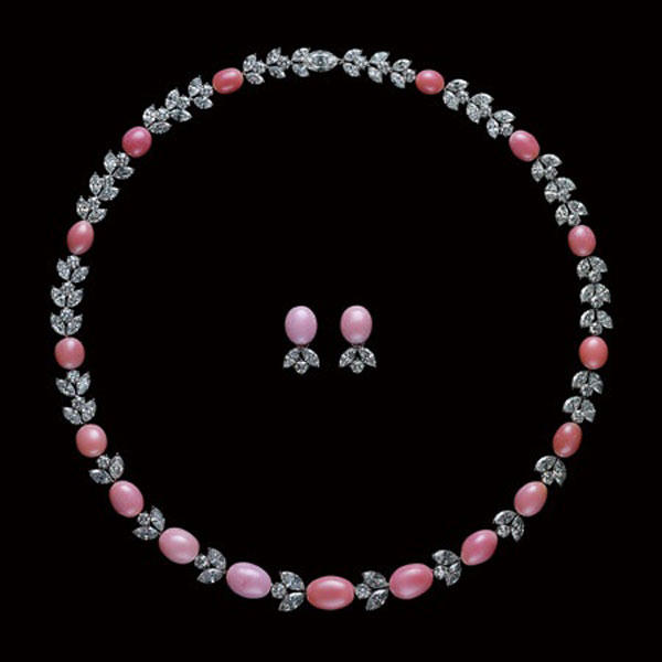 Bộ vòng cổ và hoa tai bằng kim cương và ngọc ốc xà cừ hồng của MIKIMOTO