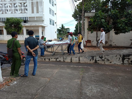 Bàn giao thi thể trung tá Dũng cho gia đình.