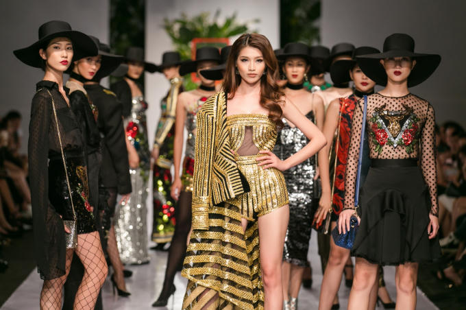 Quỳnh Châu diện đầm xẻ táo bạo trình diễn vedette trong show Lý Giám Tiền