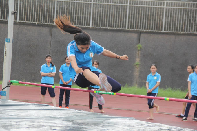 Các VĐV nữ tranh tài ở nội dung nhảy cao.