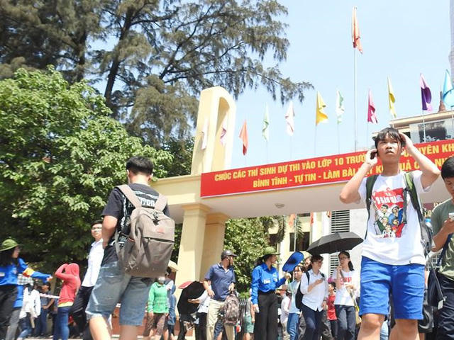 Phụ huynh và thí sinh “đội nắng” giờ tan thi.