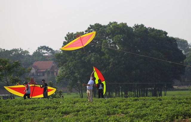 Hôm qua 24/4, mặc dù thời tiết nắng nóng nhưng vẫn có nhiều người tham gia dự thi.