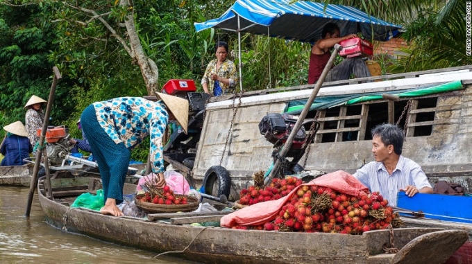 Chợ nổi - "đặc sản" của sông nước miền Tây - Ảnh: CNN.