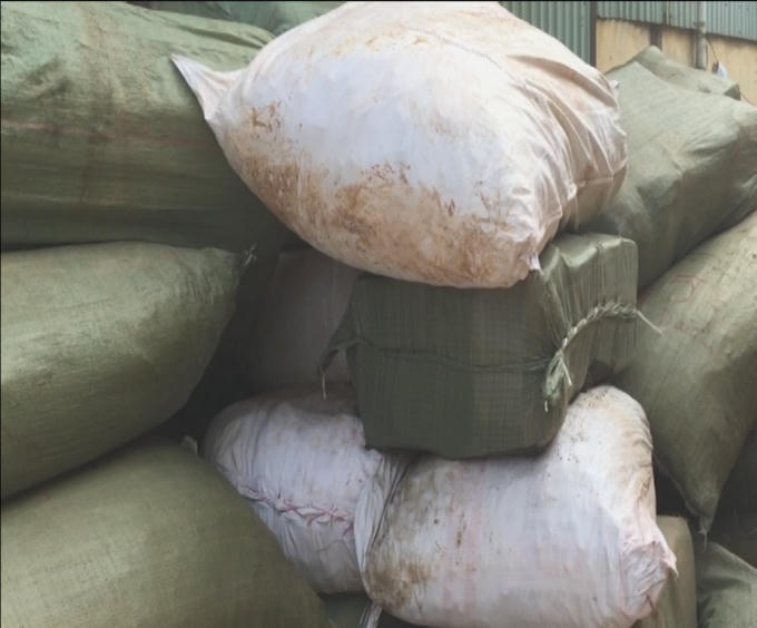 Các bao tải chứa dược liệu có nguồn gốc từ Trung Quốc bị cơ quan chức năng thu giữ.