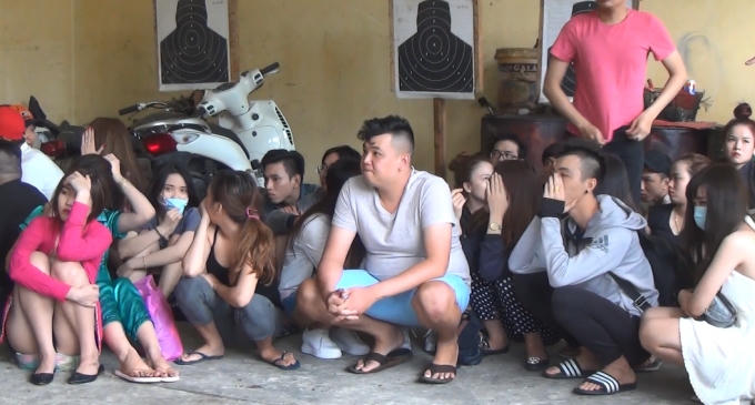 Các đối tượng được về cơ quan chức năng để xét nghiệm, phân loại.