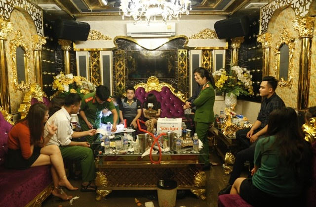 Lực lượng Công an tiến hành khám xét tại hiện trường phòng hát karaoke. (Ảnh: CACC).