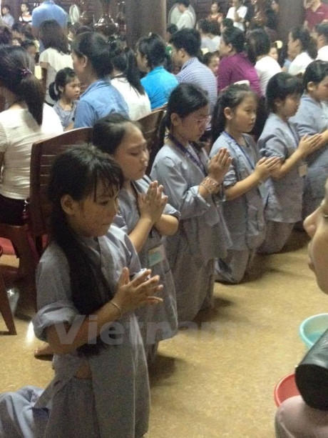 Cảm tạ ơn nghĩa sinh thành của mẹ cha. (Ảnh: Dương Phạm/Vietnam+)