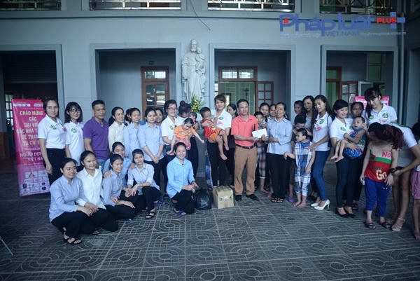 Đoàn thí sinh Người đẹp Ảnh Việt Nam chụp ảnh lưu niệm tại Trung tâm khuyết tật 19/3.