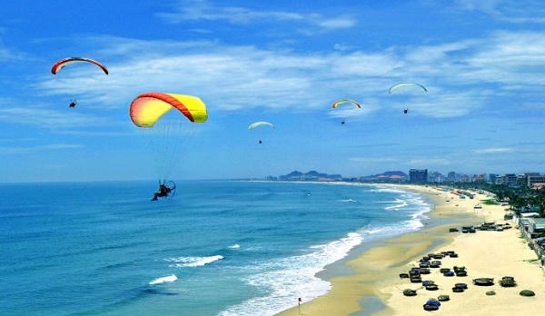 Bãi biển Mỹ Khê nổi tiếng trong xanh và sạch sẽ.