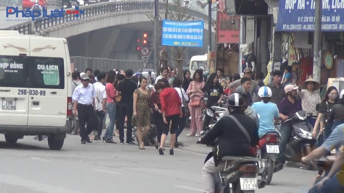 Những chủ  trông giữ xe trái phep ra tận lòng đường để bắt khách gửi xe.