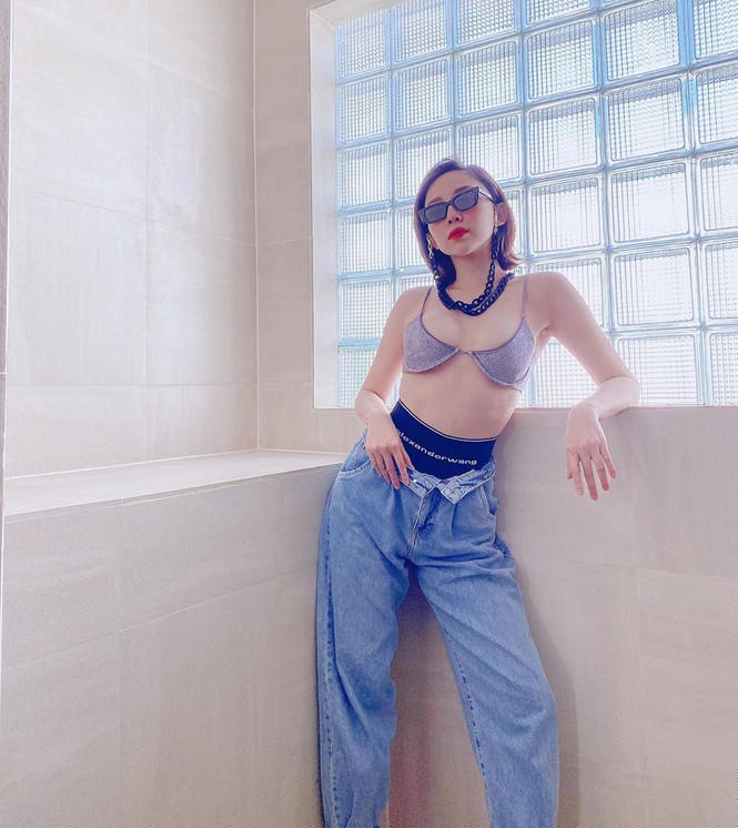 Tóc Tiên mặc đồ bơi cắt khoét táo bạo, lộ cả chân ngực  - ảnh 7