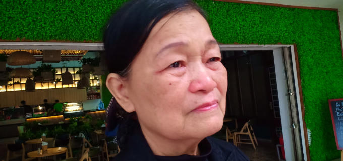 Bà Trần Kim Khánh rất xúc động khi chia sẻ về bệnh tình của cháu mình.