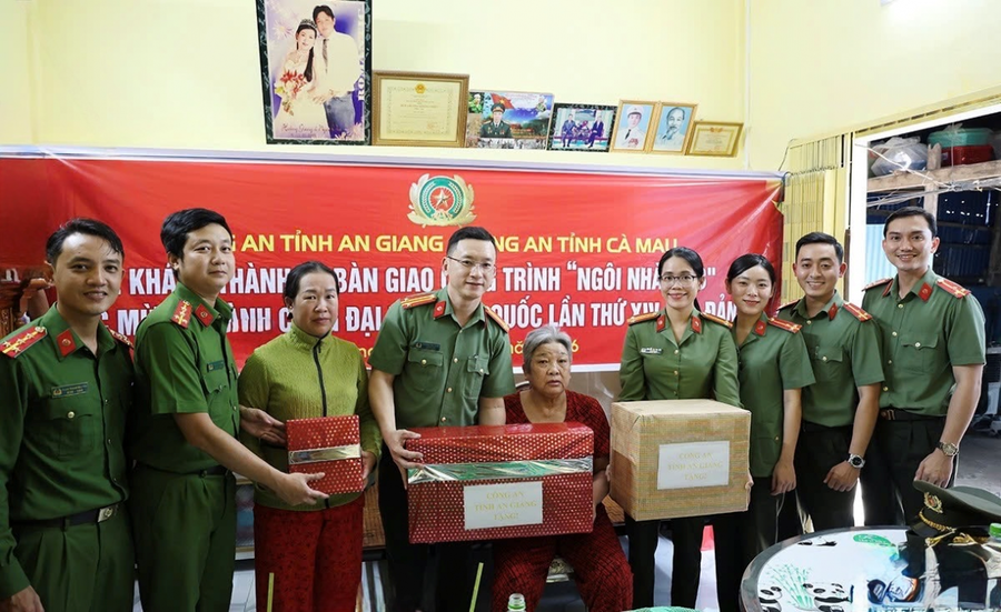 Ban Thanh niên, Ban Phụ nữ Công an tỉnh An Giang tặng những phần quà của Công an tỉnh cho gia đình bà Đặng Kim Em