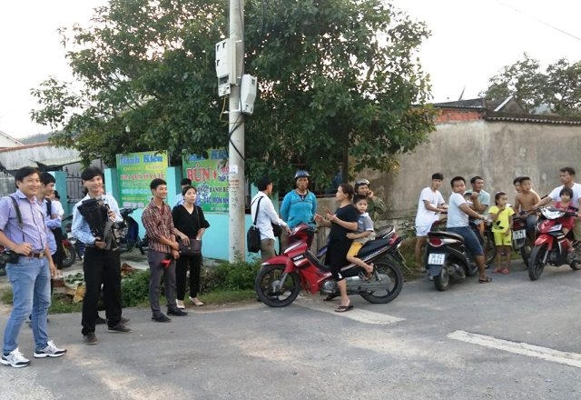 Rất đông người dân cùng hơn 30 phóng viên báo chí đã có mặt tại thôn Quảng Ích (Kỳ Anh, Hà Tĩnh) đón chờ 2 thuyền viên trong ngày trở về.
