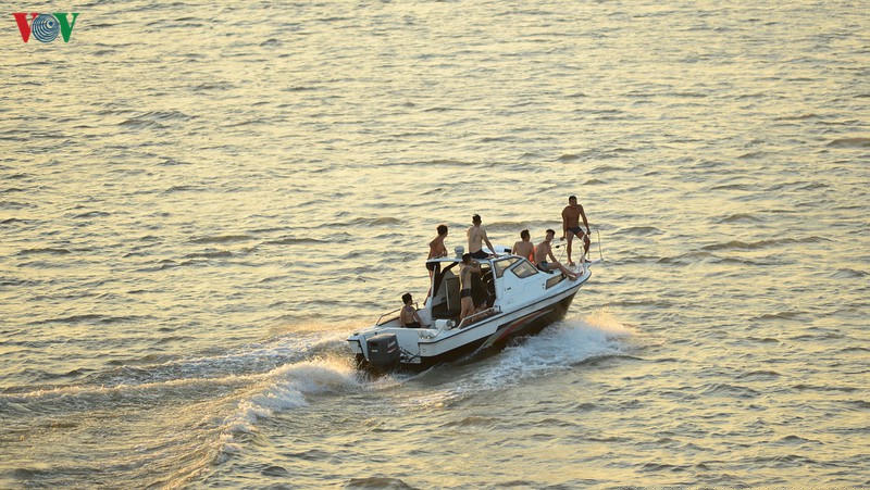 Mỗi buổi chiều, người dân Thủ đô Hà Nội lại ra sông Hồng tắm giải nhiệt.