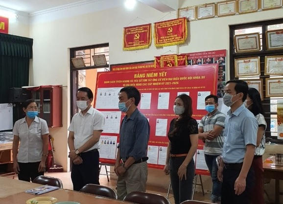 Phó Bí thư Quận ủy, Chủ tịch UBND quận Bắc Từ Liêm Lưu Ngọc Hà kiểm tra công tác chuẩn bị bầu cử trên địa bàn Quận (áo trắng- thứ 2 bên trái).