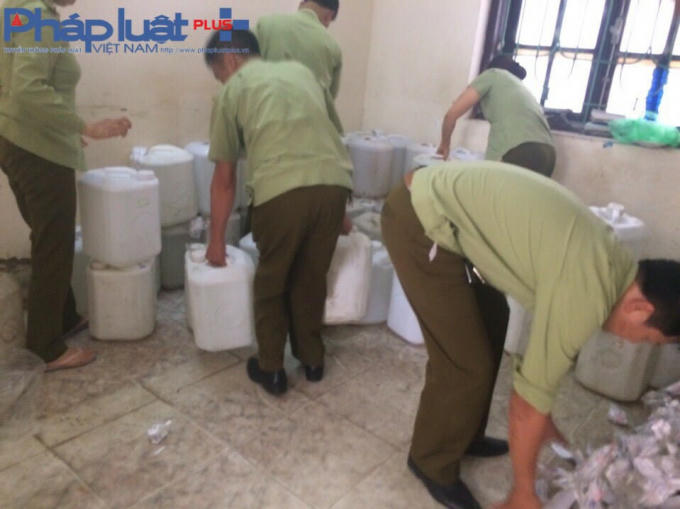 Đội Quản lý thị trường số 1 Hà Giang đang tiến hành trao trả 175 can rượu cho chủ sở hữu