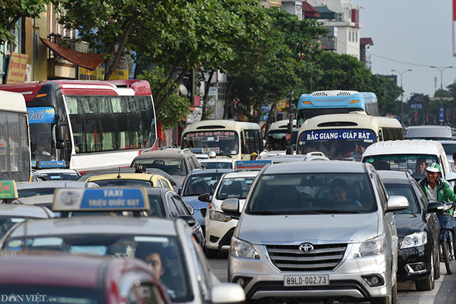 5 giờ chiều nay, tuyến đường Giải Phóng, Ngọc Hồi... vẫn ùn tắc nghiêm trọng.