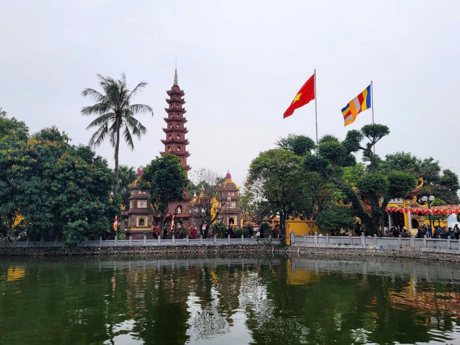 Dưới mặt hồ xanh ngắt, bóng ngôi bảo tháp lục độ đài sen cao 11 tầng soi bóng xuống làn nước phẳng lặng, tạo nên một bức tranh thủy mặc tuyệt đẹp giữa lòng phố thị. (Ảnh: Phạm Duy)