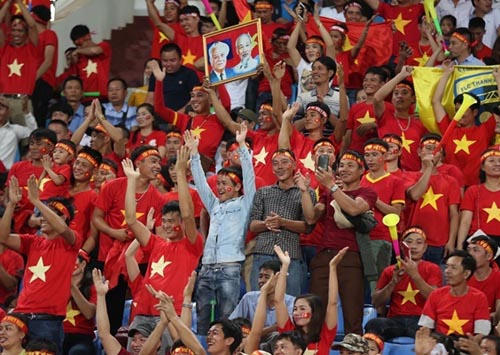 Số lượng rất lớn CĐV Việt Nam tới SVĐQG Lào cổ vũ cho thầy trò Park Hang-Seo.