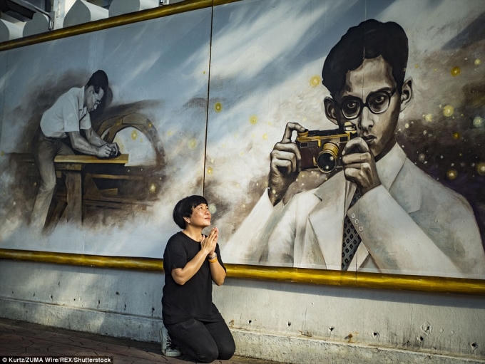 Vua Bhumibol là vị vua trị vì lâu nhất thế giới luôn giành được sự tin tưởng và yêu quý của người dân. (Ảnh: Dailymail)