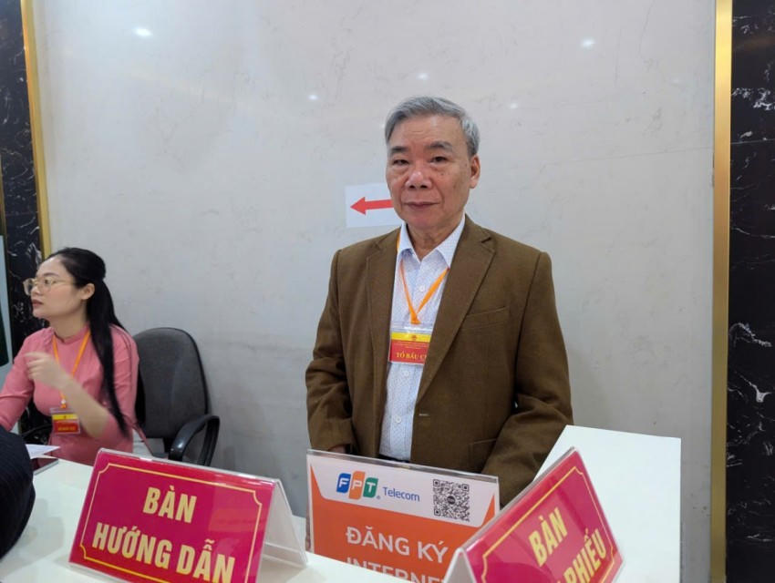 Ông Nguyễn Văn Đông - Bí thư Chi bộ, Tổ trưởng tổ dân phố 4 có mặt từ rất sớm tại điểm bỏ phiếu số 11.