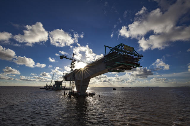 Cầu chính đạt kỷ lục về khẩu độ thông thuyền tại Việt Nam với chiều dài 100m. (ảnh Trần Quốc Hiệp)