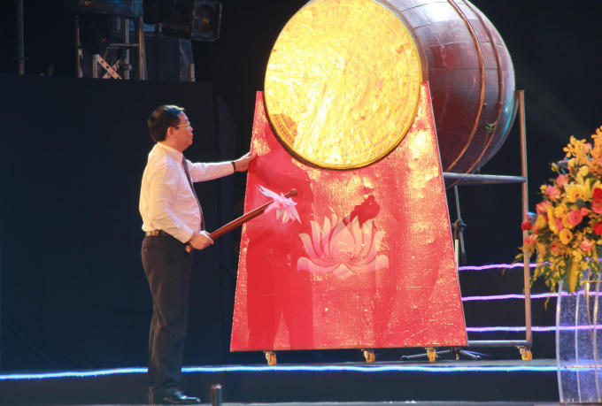 Phó Thủ tướng Vương Đình Huệ đánh trống khai mạc lễ hội Cửa Lò 2018 với chủ đề "Cửa Lò: Hội tụ - Tỏa sáng".