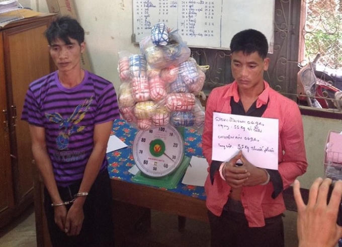 Hai đối tượng và tang vật bị bắt giữ. (Ảnh: Anh Minh, Thế Thành).