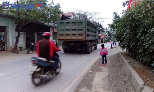Những em nhỏ không được người lớn dẫn đường nhưng ngày ngày vẫn giáp mặt với "hung thần xa lộ".