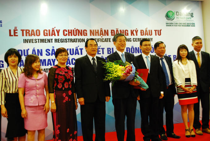 Lãnh đạo TP Đà Nẵng trao giấy chứng nhận cho ông Shogo Kondo - Chủ tịch HĐQT công ty Yamato của Nhật Bản.