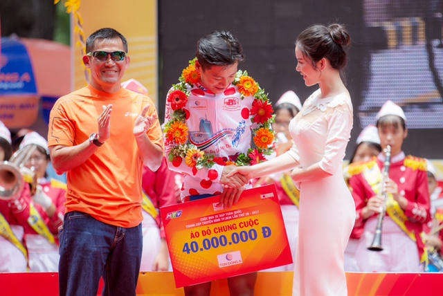 L&yacute; Nh&atilde; Kỳ rạng rỡ trao giải đua xe đạp C&uacute;p truyền h&igrave;nh TP HCM