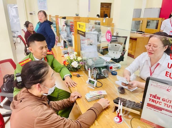 Công an phường Sầm Sơn và Ngân hàng Agribank kịp thời ngăn chặn người dân chuyển tiền cho các đối tượng lừa đảo.