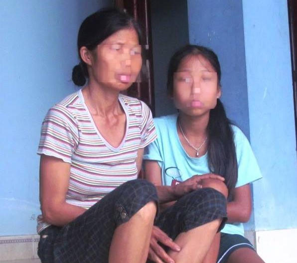 Chị H và con gái kể lại sự việc cháu bị ông hàng xóm làm hại.