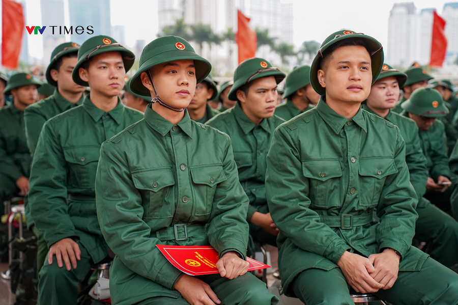 Các tân binh lên đường nhập ngũ tại Điểm giao nhận quân tại Quảng trường Sân vận động Mỹ Đình. Ảnh: VTV