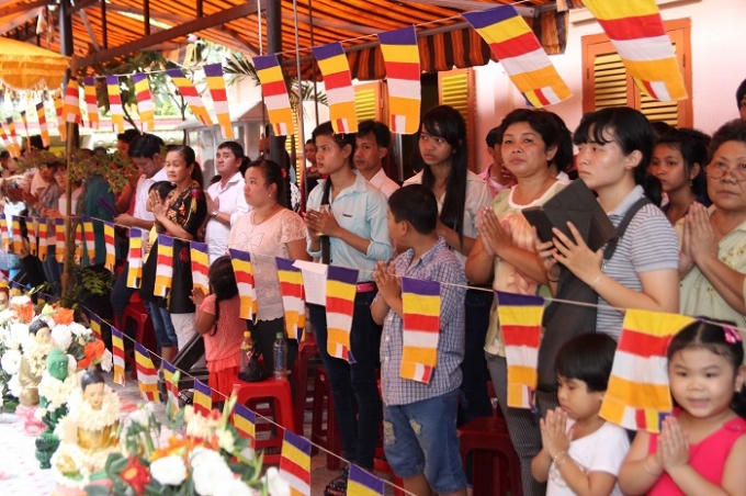 Phật tử tham dự lễ cúng dường bát hội.