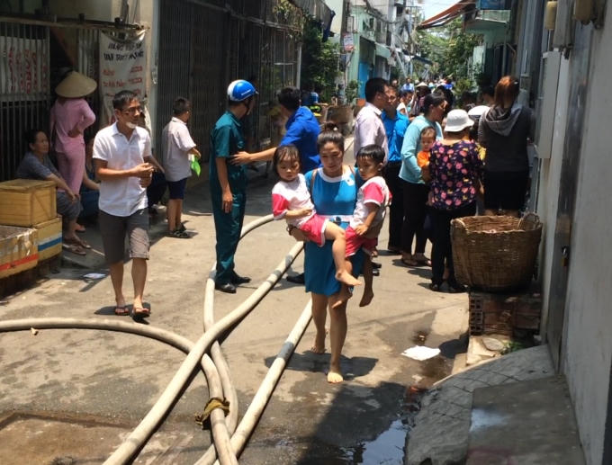 Cô trò khẩn trương di chuyển