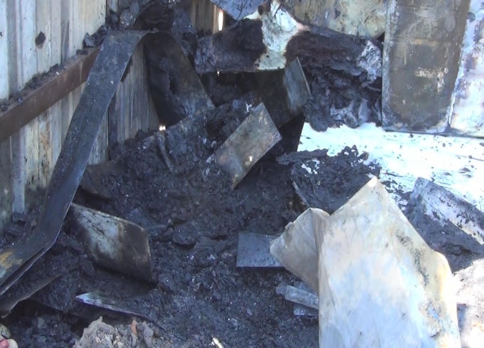 Nhiều vật dụng bị ngọn lửa thiêu rụi.