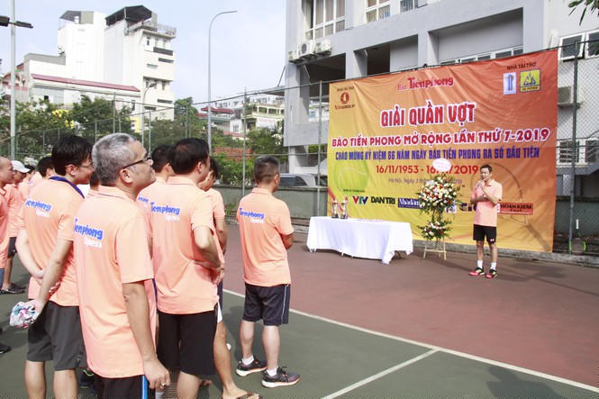 Đại diện VĐV lên tuyên thệ để bắt đầu giải đấu.