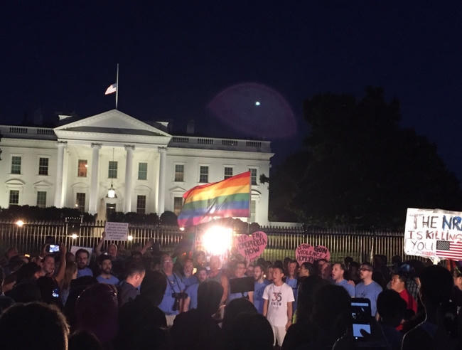 Một lễ tưởng niệm khác cũng đã diễn ra bên ngoài khu vực Nhà Trắng.