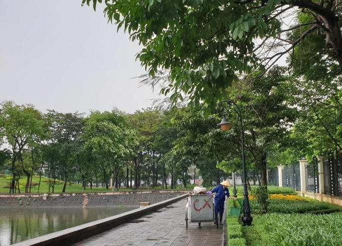 Tuy thế, nữ c&ocirc;ng nh&acirc;n m&ocirc;i trường đ&ocirc; thị vẫn cần mẫn l&agrave;m việc. Hỏi chị những ng&agrave;y n&agrave;y c&oacute; được trả lương gấp 3 như quy định hay kh&ocirc;ng, chị n&oacute;i chắc l&agrave; c&oacute;. Chị bảo rằng: những ng&agrave;y lễ H&agrave; Nội vắng người chị cũng thấy... trống vắng d&ugrave; c&ocirc;ng việc c&oacute; vẻ nh&agrave;n nh&atilde; hơn.