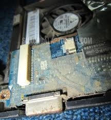 Bụi bẩn bao trùm khắp trên thân Mainboard.