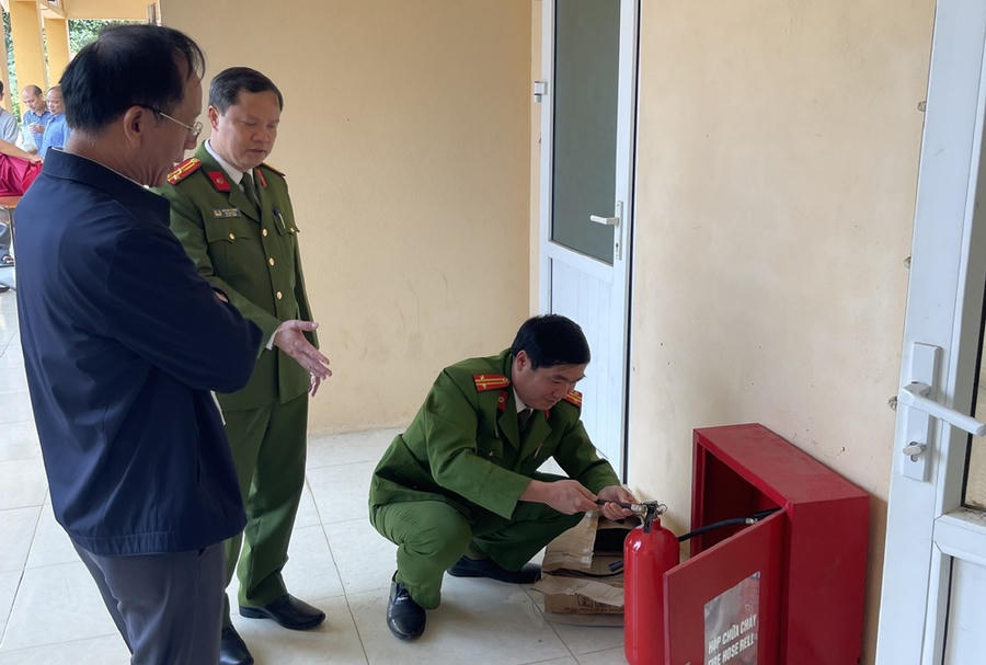 Phó Giám đốc Công an tỉnh kiểm tra công tác bảo đảm an ninh, an toàn tại Khu vực bầu cử số 10, xã Pù Luông. (Ảnh: CATH)