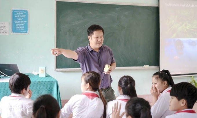 TS dam Quang Minh trong tiet hoc voi cac em hoc sinh pho thong