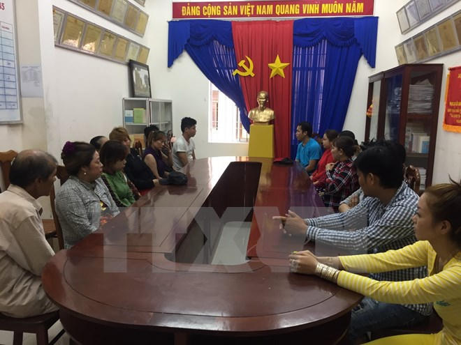 Các đối tượng bị bắt tham gia vụ đánh bạc tại cơ quan công an. (Ảnh: báo Thông tấn xã Việt Nam)