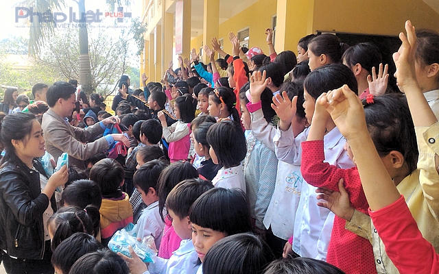 Những phần quà ý nghĩa gồm khăn ấm, ủng mùa đông, áo ấm đã đến với học sinh trường Mầm non, Tiểu học tại xã Yên Khương, huyện Lang Chánh, tỉnh Thanh Hóa. (Ảnh: A.T)