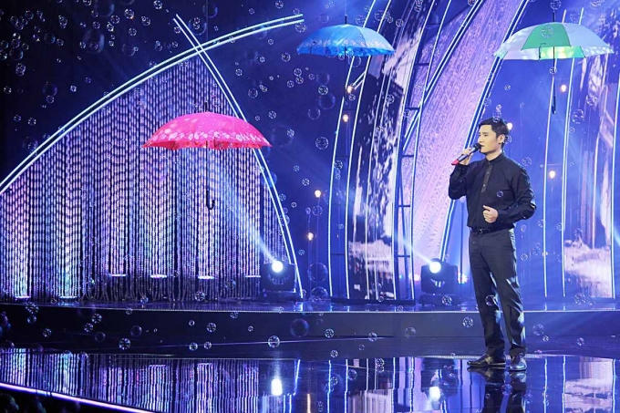 Elvis Phương hát tưởng nhớ những người bạn cũ trong ban nhạc Phượng Hoàng lừng lẫy một thời