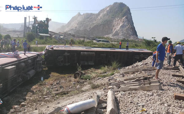 Hiện trường các toa tàu khách nằm ngổn ngang, hơn 100m đường ray bị phá hủy. (Ảnh: A.Thắng)